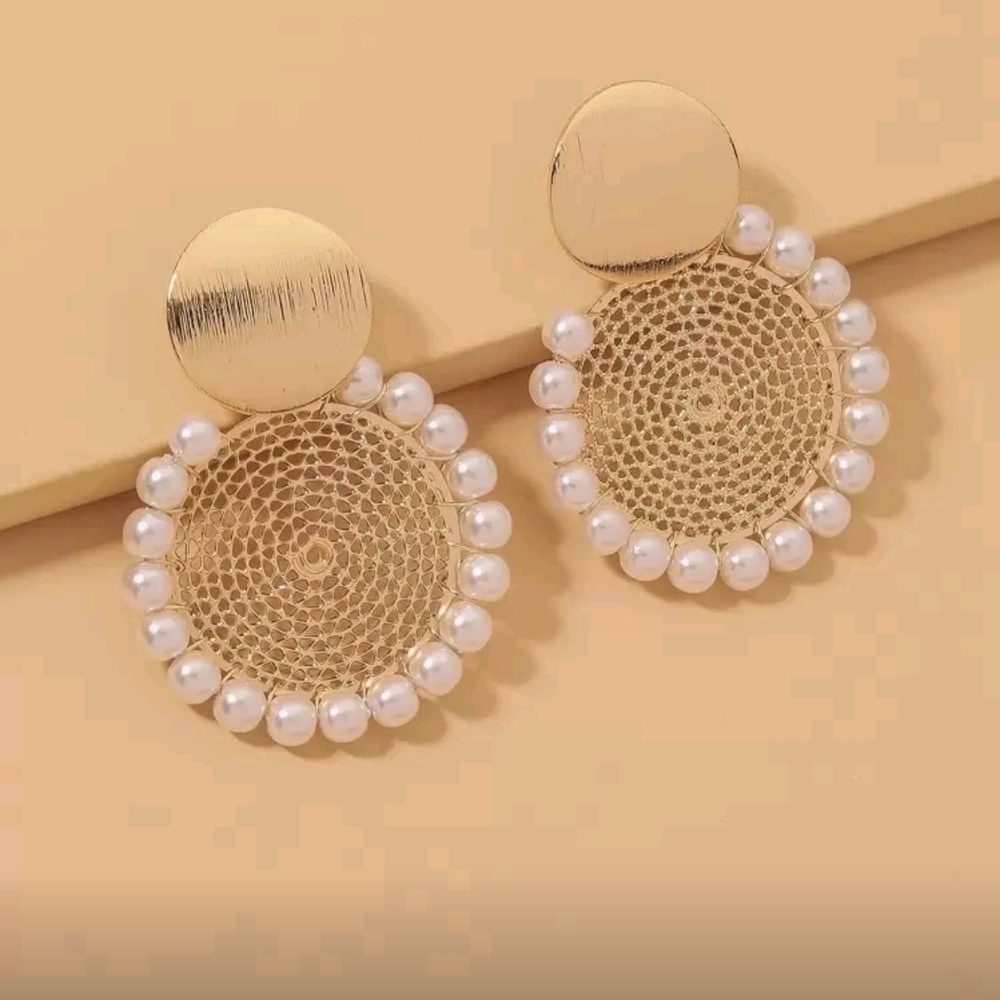 Elegant Gold and Pearl Earrings - Picture 2 of 4